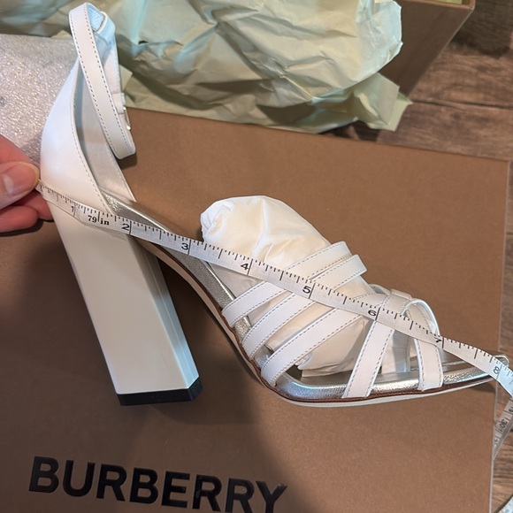 NWT SIZE 36 Burberry White Leather Split-Toe Hove Sandals - Picture 12 of 16